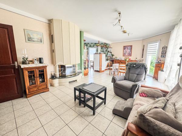 NOUVEAUTÉ À NOYAL-SUR-VILAINE – MAISON FAMILIALE AVEC SOUS-SOL COMPLET

Venez découvrir cette charmante maison familiale située dans un environnement calme et recherché de Noyal-sur-Vilaine.

D'une surface habitable d'environ 122 m², complétée par près de 80 m² d'annexes, cette propriété est implantée sur un terrain paysager d'environ 560 m², offrant un cadre de vie idéal pour une famille en quête d'espace et de confort.

Dès l'entrée, vous serez séduits par sa belle pièce de vie lumineuse de plus de 40 m² comprenant un salon-séjour chaleureux et une cuisine ouverte aménagée et équipée. De grandes ouvertures permettent un accès direct à deux agréables terrasses, idéales pour profiter des beaux jours.

Le rez-de-chaussée se compose également d'une chambre, d'une salle d'eau, d'un WC indépendant ainsi que d'un couloir disposant d'un grand placard de rangement.

À l'étage, une mezzanine dessert deux chambres, une salle d'eau avec WC ainsi qu'un accès à un grenier d'environ 19 m² offrant un bel espace de stockage ou un potentiel d'aménagement complémentaire.

Le sous-sol complète parfaitement l'ensemble avec une cave, un espace chaufferie et une pièce supplémentaire pouvant faire office de chambre, bureau ou salle de loisirs.

Vous bénéficierez également d'un grand garage d'environ 40 m² ainsi que d'une buanderie.

À l'extérieur, le jardin paysager et les deux terrasses vous permettront de profiter pleinement d'un environnement agréable et convivial.

📍 Noyal-sur-Vilaine séduit par son équilibre parfait entre qualité de vie et dynamisme économique. Sa gare TER permet de rejoindre rapidement Rennes, tandis que l'accès direct à l'axe Rennes-Paris facilite les déplacements. La commune dispose également de nombreux commerces, établissements scolaires, infrastructures culturelles et sportives, ainsi que de beaux espaces naturels.

Une maison aux beaux volumes, offrant de nombreuses possibilités d'aménagement et un fort potentiel pour accueillir votre projet de vie.

📞 Contactez-moi dès aujourd'hui pour organiser une visite et découvrir tout le potentiel de cette belle maison familiale.