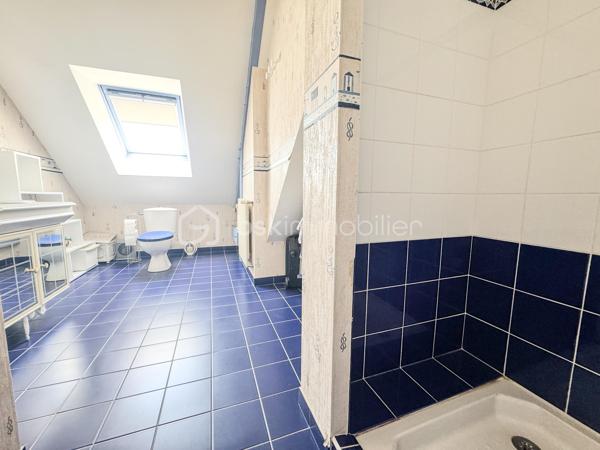 NOUVEAUTÉ À NOYAL-SUR-VILAINE – MAISON FAMILIALE AVEC SOUS-SOL COMPLET

Venez découvrir cette charmante maison familiale située dans un environnement calme et recherché de Noyal-sur-Vilaine.

D'une surface habitable d'environ 122 m², complétée par près de 80 m² d'annexes, cette propriété est implantée sur un terrain paysager d'environ 560 m², offrant un cadre de vie idéal pour une famille en quête d'espace et de confort.

Dès l'entrée, vous serez séduits par sa belle pièce de vie lumineuse de plus de 40 m² comprenant un salon-séjour chaleureux et une cuisine ouverte aménagée et équipée. De grandes ouvertures permettent un accès direct à deux agréables terrasses, idéales pour profiter des beaux jours.

Le rez-de-chaussée se compose également d'une chambre, d'une salle d'eau, d'un WC indépendant ainsi que d'un couloir disposant d'un grand placard de rangement.

À l'étage, une mezzanine dessert deux chambres, une salle d'eau avec WC ainsi qu'un accès à un grenier d'environ 19 m² offrant un bel espace de stockage ou un potentiel d'aménagement complémentaire.

Le sous-sol complète parfaitement l'ensemble avec une cave, un espace chaufferie et une pièce supplémentaire pouvant faire office de chambre, bureau ou salle de loisirs.

Vous bénéficierez également d'un grand garage d'environ 40 m² ainsi que d'une buanderie.

À l'extérieur, le jardin paysager et les deux terrasses vous permettront de profiter pleinement d'un environnement agréable et convivial.

📍 Noyal-sur-Vilaine séduit par son équilibre parfait entre qualité de vie et dynamisme économique. Sa gare TER permet de rejoindre rapidement Rennes, tandis que l'accès direct à l'axe Rennes-Paris facilite les déplacements. La commune dispose également de nombreux commerces, établissements scolaires, infrastructures culturelles et sportives, ainsi que de beaux espaces naturels.

Une maison aux beaux volumes, offrant de nombreuses possibilités d'aménagement et un fort potentiel pour accueillir votre projet de vie.

📞 Contactez-moi dès aujourd'hui pour organiser une visite et découvrir tout le potentiel de cette belle maison familiale.