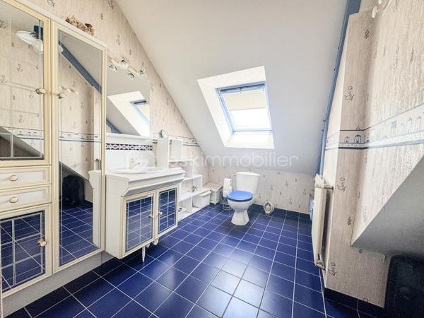 NOUVEAUTÉ À NOYAL-SUR-VILAINE – MAISON FAMILIALE AVEC SOUS-SOL COMPLET

Venez découvrir cette charmante maison familiale située dans un environnement calme et recherché de Noyal-sur-Vilaine.

D'une surface habitable d'environ 122 m², complétée par près de 80 m² d'annexes, cette propriété est implantée sur un terrain paysager d'environ 560 m², offrant un cadre de vie idéal pour une famille en quête d'espace et de confort.

Dès l'entrée, vous serez séduits par sa belle pièce de vie lumineuse de plus de 40 m² comprenant un salon-séjour chaleureux et une cuisine ouverte aménagée et équipée. De grandes ouvertures permettent un accès direct à deux agréables terrasses, idéales pour profiter des beaux jours.

Le rez-de-chaussée se compose également d'une chambre, d'une salle d'eau, d'un WC indépendant ainsi que d'un couloir disposant d'un grand placard de rangement.

À l'étage, une mezzanine dessert deux chambres, une salle d'eau avec WC ainsi qu'un accès à un grenier d'environ 19 m² offrant un bel espace de stockage ou un potentiel d'aménagement complémentaire.

Le sous-sol complète parfaitement l'ensemble avec une cave, un espace chaufferie et une pièce supplémentaire pouvant faire office de chambre, bureau ou salle de loisirs.

Vous bénéficierez également d'un grand garage d'environ 40 m² ainsi que d'une buanderie.

À l'extérieur, le jardin paysager et les deux terrasses vous permettront de profiter pleinement d'un environnement agréable et convivial.

📍 Noyal-sur-Vilaine séduit par son équilibre parfait entre qualité de vie et dynamisme économique. Sa gare TER permet de rejoindre rapidement Rennes, tandis que l'accès direct à l'axe Rennes-Paris facilite les déplacements. La commune dispose également de nombreux commerces, établissements scolaires, infrastructures culturelles et sportives, ainsi que de beaux espaces naturels.

Une maison aux beaux volumes, offrant de nombreuses possibilités d'aménagement et un fort potentiel pour accueillir votre projet de vie.

📞 Contactez-moi dès aujourd'hui pour organiser une visite et découvrir tout le potentiel de cette belle maison familiale.