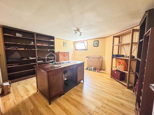 NOUVEAUTÉ À NOYAL-SUR-VILAINE – MAISON FAMILIALE AVEC SOUS-SOL COMPLET

Venez découvrir cette charmante maison familiale située dans un environnement calme et recherché de Noyal-sur-Vilaine.

D'une surface habitable d'environ 122 m², complétée par près de 80 m² d'annexes, cette propriété est implantée sur un terrain paysager d'environ 560 m², offrant un cadre de vie idéal pour une famille en quête d'espace et de confort.

Dès l'entrée, vous serez séduits par sa belle pièce de vie lumineuse de plus de 40 m² comprenant un salon-séjour chaleureux et une cuisine ouverte aménagée et équipée. De grandes ouvertures permettent un accès direct à deux agréables terrasses, idéales pour profiter des beaux jours.

Le rez-de-chaussée se compose également d'une chambre, d'une salle d'eau, d'un WC indépendant ainsi que d'un couloir disposant d'un grand placard de rangement.

À l'étage, une mezzanine dessert deux chambres, une salle d'eau avec WC ainsi qu'un accès à un grenier d'environ 19 m² offrant un bel espace de stockage ou un potentiel d'aménagement complémentaire.

Le sous-sol complète parfaitement l'ensemble avec une cave, un espace chaufferie et une pièce supplémentaire pouvant faire office de chambre, bureau ou salle de loisirs.

Vous bénéficierez également d'un grand garage d'environ 40 m² ainsi que d'une buanderie.

À l'extérieur, le jardin paysager et les deux terrasses vous permettront de profiter pleinement d'un environnement agréable et convivial.

📍 Noyal-sur-Vilaine séduit par son équilibre parfait entre qualité de vie et dynamisme économique. Sa gare TER permet de rejoindre rapidement Rennes, tandis que l'accès direct à l'axe Rennes-Paris facilite les déplacements. La commune dispose également de nombreux commerces, établissements scolaires, infrastructures culturelles et sportives, ainsi que de beaux espaces naturels.

Une maison aux beaux volumes, offrant de nombreuses possibilités d'aménagement et un fort potentiel pour accueillir votre projet de vie.

📞 Contactez-moi dès aujourd'hui pour organiser une visite et découvrir tout le potentiel de cette belle maison familiale.