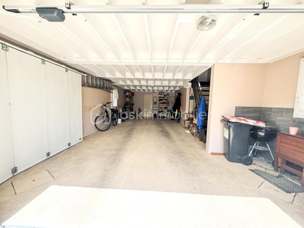 NOUVEAUTÉ À NOYAL-SUR-VILAINE – MAISON FAMILIALE AVEC SOUS-SOL COMPLET

Venez découvrir cette charmante maison familiale située dans un environnement calme et recherché de Noyal-sur-Vilaine.

D'une surface habitable d'environ 122 m², complétée par près de 80 m² d'annexes, cette propriété est implantée sur un terrain paysager d'environ 560 m², offrant un cadre de vie idéal pour une famille en quête d'espace et de confort.

Dès l'entrée, vous serez séduits par sa belle pièce de vie lumineuse de plus de 40 m² comprenant un salon-séjour chaleureux et une cuisine ouverte aménagée et équipée. De grandes ouvertures permettent un accès direct à deux agréables terrasses, idéales pour profiter des beaux jours.

Le rez-de-chaussée se compose également d'une chambre, d'une salle d'eau, d'un WC indépendant ainsi que d'un couloir disposant d'un grand placard de rangement.

À l'étage, une mezzanine dessert deux chambres, une salle d'eau avec WC ainsi qu'un accès à un grenier d'environ 19 m² offrant un bel espace de stockage ou un potentiel d'aménagement complémentaire.

Le sous-sol complète parfaitement l'ensemble avec une cave, un espace chaufferie et une pièce supplémentaire pouvant faire office de chambre, bureau ou salle de loisirs.

Vous bénéficierez également d'un grand garage d'environ 40 m² ainsi que d'une buanderie.

À l'extérieur, le jardin paysager et les deux terrasses vous permettront de profiter pleinement d'un environnement agréable et convivial.

📍 Noyal-sur-Vilaine séduit par son équilibre parfait entre qualité de vie et dynamisme économique. Sa gare TER permet de rejoindre rapidement Rennes, tandis que l'accès direct à l'axe Rennes-Paris facilite les déplacements. La commune dispose également de nombreux commerces, établissements scolaires, infrastructures culturelles et sportives, ainsi que de beaux espaces naturels.

Une maison aux beaux volumes, offrant de nombreuses possibilités d'aménagement et un fort potentiel pour accueillir votre projet de vie.

📞 Contactez-moi dès aujourd'hui pour organiser une visite et découvrir tout le potentiel de cette belle maison familiale.