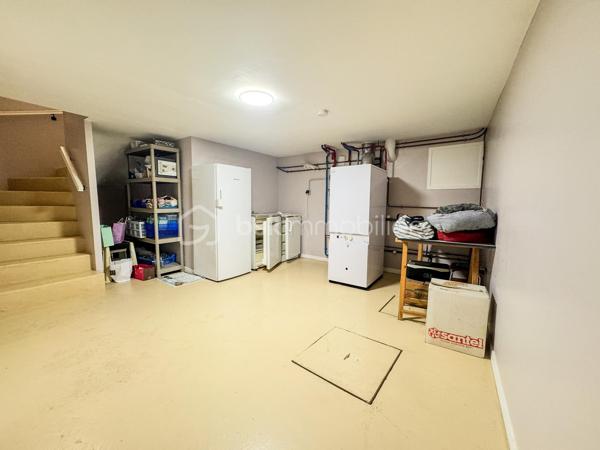 NOUVEAUTÉ À NOYAL-SUR-VILAINE – MAISON FAMILIALE AVEC SOUS-SOL COMPLET

Venez découvrir cette charmante maison familiale située dans un environnement calme et recherché de Noyal-sur-Vilaine.

D'une surface habitable d'environ 122 m², complétée par près de 80 m² d'annexes, cette propriété est implantée sur un terrain paysager d'environ 560 m², offrant un cadre de vie idéal pour une famille en quête d'espace et de confort.

Dès l'entrée, vous serez séduits par sa belle pièce de vie lumineuse de plus de 40 m² comprenant un salon-séjour chaleureux et une cuisine ouverte aménagée et équipée. De grandes ouvertures permettent un accès direct à deux agréables terrasses, idéales pour profiter des beaux jours.

Le rez-de-chaussée se compose également d'une chambre, d'une salle d'eau, d'un WC indépendant ainsi que d'un couloir disposant d'un grand placard de rangement.

À l'étage, une mezzanine dessert deux chambres, une salle d'eau avec WC ainsi qu'un accès à un grenier d'environ 19 m² offrant un bel espace de stockage ou un potentiel d'aménagement complémentaire.

Le sous-sol complète parfaitement l'ensemble avec une cave, un espace chaufferie et une pièce supplémentaire pouvant faire office de chambre, bureau ou salle de loisirs.

Vous bénéficierez également d'un grand garage d'environ 40 m² ainsi que d'une buanderie.

À l'extérieur, le jardin paysager et les deux terrasses vous permettront de profiter pleinement d'un environnement agréable et convivial.

📍 Noyal-sur-Vilaine séduit par son équilibre parfait entre qualité de vie et dynamisme économique. Sa gare TER permet de rejoindre rapidement Rennes, tandis que l'accès direct à l'axe Rennes-Paris facilite les déplacements. La commune dispose également de nombreux commerces, établissements scolaires, infrastructures culturelles et sportives, ainsi que de beaux espaces naturels.

Une maison aux beaux volumes, offrant de nombreuses possibilités d'aménagement et un fort potentiel pour accueillir votre projet de vie.

📞 Contactez-moi dès aujourd'hui pour organiser une visite et découvrir tout le potentiel de cette belle maison familiale.