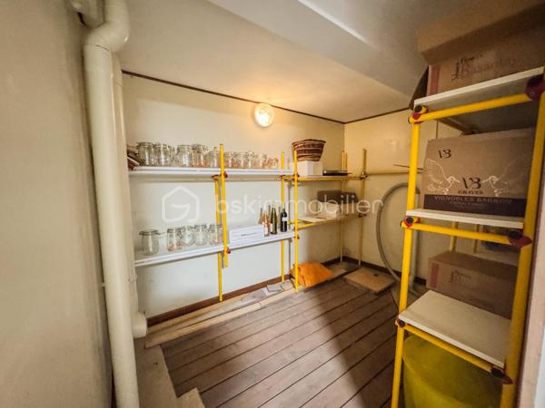 NOUVEAUTÉ À NOYAL-SUR-VILAINE – MAISON FAMILIALE AVEC SOUS-SOL COMPLET

Venez découvrir cette charmante maison familiale située dans un environnement calme et recherché de Noyal-sur-Vilaine.

D'une surface habitable d'environ 122 m², complétée par près de 80 m² d'annexes, cette propriété est implantée sur un terrain paysager d'environ 560 m², offrant un cadre de vie idéal pour une famille en quête d'espace et de confort.

Dès l'entrée, vous serez séduits par sa belle pièce de vie lumineuse de plus de 40 m² comprenant un salon-séjour chaleureux et une cuisine ouverte aménagée et équipée. De grandes ouvertures permettent un accès direct à deux agréables terrasses, idéales pour profiter des beaux jours.

Le rez-de-chaussée se compose également d'une chambre, d'une salle d'eau, d'un WC indépendant ainsi que d'un couloir disposant d'un grand placard de rangement.

À l'étage, une mezzanine dessert deux chambres, une salle d'eau avec WC ainsi qu'un accès à un grenier d'environ 19 m² offrant un bel espace de stockage ou un potentiel d'aménagement complémentaire.

Le sous-sol complète parfaitement l'ensemble avec une cave, un espace chaufferie et une pièce supplémentaire pouvant faire office de chambre, bureau ou salle de loisirs.

Vous bénéficierez également d'un grand garage d'environ 40 m² ainsi que d'une buanderie.

À l'extérieur, le jardin paysager et les deux terrasses vous permettront de profiter pleinement d'un environnement agréable et convivial.

📍 Noyal-sur-Vilaine séduit par son équilibre parfait entre qualité de vie et dynamisme économique. Sa gare TER permet de rejoindre rapidement Rennes, tandis que l'accès direct à l'axe Rennes-Paris facilite les déplacements. La commune dispose également de nombreux commerces, établissements scolaires, infrastructures culturelles et sportives, ainsi que de beaux espaces naturels.

Une maison aux beaux volumes, offrant de nombreuses possibilités d'aménagement et un fort potentiel pour accueillir votre projet de vie.

📞 Contactez-moi dès aujourd'hui pour organiser une visite et découvrir tout le potentiel de cette belle maison familiale.