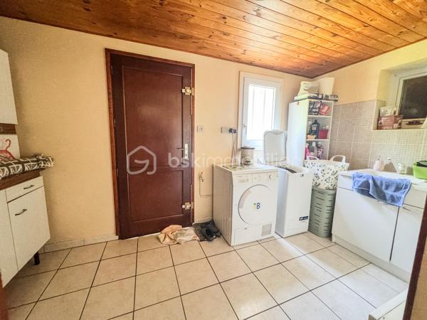NOUVEAUTÉ À NOYAL-SUR-VILAINE – MAISON FAMILIALE AVEC SOUS-SOL COMPLET

Venez découvrir cette charmante maison familiale située dans un environnement calme et recherché de Noyal-sur-Vilaine.

D'une surface habitable d'environ 122 m², complétée par près de 80 m² d'annexes, cette propriété est implantée sur un terrain paysager d'environ 560 m², offrant un cadre de vie idéal pour une famille en quête d'espace et de confort.

Dès l'entrée, vous serez séduits par sa belle pièce de vie lumineuse de plus de 40 m² comprenant un salon-séjour chaleureux et une cuisine ouverte aménagée et équipée. De grandes ouvertures permettent un accès direct à deux agréables terrasses, idéales pour profiter des beaux jours.

Le rez-de-chaussée se compose également d'une chambre, d'une salle d'eau, d'un WC indépendant ainsi que d'un couloir disposant d'un grand placard de rangement.

À l'étage, une mezzanine dessert deux chambres, une salle d'eau avec WC ainsi qu'un accès à un grenier d'environ 19 m² offrant un bel espace de stockage ou un potentiel d'aménagement complémentaire.

Le sous-sol complète parfaitement l'ensemble avec une cave, un espace chaufferie et une pièce supplémentaire pouvant faire office de chambre, bureau ou salle de loisirs.

Vous bénéficierez également d'un grand garage d'environ 40 m² ainsi que d'une buanderie.

À l'extérieur, le jardin paysager et les deux terrasses vous permettront de profiter pleinement d'un environnement agréable et convivial.

📍 Noyal-sur-Vilaine séduit par son équilibre parfait entre qualité de vie et dynamisme économique. Sa gare TER permet de rejoindre rapidement Rennes, tandis que l'accès direct à l'axe Rennes-Paris facilite les déplacements. La commune dispose également de nombreux commerces, établissements scolaires, infrastructures culturelles et sportives, ainsi que de beaux espaces naturels.

Une maison aux beaux volumes, offrant de nombreuses possibilités d'aménagement et un fort potentiel pour accueillir votre projet de vie.

📞 Contactez-moi dès aujourd'hui pour organiser une visite et découvrir tout le potentiel de cette belle maison familiale.
