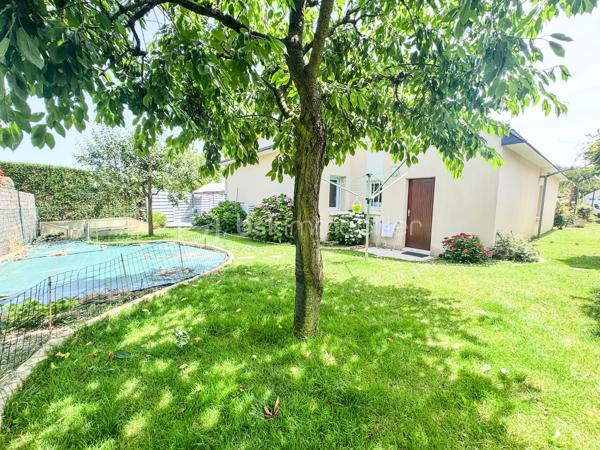 NOUVEAUTÉ À NOYAL-SUR-VILAINE – MAISON FAMILIALE AVEC SOUS-SOL COMPLET

Venez découvrir cette charmante maison familiale située dans un environnement calme et recherché de Noyal-sur-Vilaine.

D'une surface habitable d'environ 122 m², complétée par près de 80 m² d'annexes, cette propriété est implantée sur un terrain paysager d'environ 560 m², offrant un cadre de vie idéal pour une famille en quête d'espace et de confort.

Dès l'entrée, vous serez séduits par sa belle pièce de vie lumineuse de plus de 40 m² comprenant un salon-séjour chaleureux et une cuisine ouverte aménagée et équipée. De grandes ouvertures permettent un accès direct à deux agréables terrasses, idéales pour profiter des beaux jours.

Le rez-de-chaussée se compose également d'une chambre, d'une salle d'eau, d'un WC indépendant ainsi que d'un couloir disposant d'un grand placard de rangement.

À l'étage, une mezzanine dessert deux chambres, une salle d'eau avec WC ainsi qu'un accès à un grenier d'environ 19 m² offrant un bel espace de stockage ou un potentiel d'aménagement complémentaire.

Le sous-sol complète parfaitement l'ensemble avec une cave, un espace chaufferie et une pièce supplémentaire pouvant faire office de chambre, bureau ou salle de loisirs.

Vous bénéficierez également d'un grand garage d'environ 40 m² ainsi que d'une buanderie.

À l'extérieur, le jardin paysager et les deux terrasses vous permettront de profiter pleinement d'un environnement agréable et convivial.

📍 Noyal-sur-Vilaine séduit par son équilibre parfait entre qualité de vie et dynamisme économique. Sa gare TER permet de rejoindre rapidement Rennes, tandis que l'accès direct à l'axe Rennes-Paris facilite les déplacements. La commune dispose également de nombreux commerces, établissements scolaires, infrastructures culturelles et sportives, ainsi que de beaux espaces naturels.

Une maison aux beaux volumes, offrant de nombreuses possibilités d'aménagement et un fort potentiel pour accueillir votre projet de vie.

📞 Contactez-moi dès aujourd'hui pour organiser une visite et découvrir tout le potentiel de cette belle maison familiale.