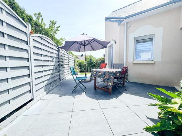 NOUVEAUTÉ À NOYAL-SUR-VILAINE – MAISON FAMILIALE AVEC SOUS-SOL COMPLET

Venez découvrir cette charmante maison familiale située dans un environnement calme et recherché de Noyal-sur-Vilaine.

D'une surface habitable d'environ 122 m², complétée par près de 80 m² d'annexes, cette propriété est implantée sur un terrain paysager d'environ 560 m², offrant un cadre de vie idéal pour une famille en quête d'espace et de confort.

Dès l'entrée, vous serez séduits par sa belle pièce de vie lumineuse de plus de 40 m² comprenant un salon-séjour chaleureux et une cuisine ouverte aménagée et équipée. De grandes ouvertures permettent un accès direct à deux agréables terrasses, idéales pour profiter des beaux jours.

Le rez-de-chaussée se compose également d'une chambre, d'une salle d'eau, d'un WC indépendant ainsi que d'un couloir disposant d'un grand placard de rangement.

À l'étage, une mezzanine dessert deux chambres, une salle d'eau avec WC ainsi qu'un accès à un grenier d'environ 19 m² offrant un bel espace de stockage ou un potentiel d'aménagement complémentaire.

Le sous-sol complète parfaitement l'ensemble avec une cave, un espace chaufferie et une pièce supplémentaire pouvant faire office de chambre, bureau ou salle de loisirs.

Vous bénéficierez également d'un grand garage d'environ 40 m² ainsi que d'une buanderie.

À l'extérieur, le jardin paysager et les deux terrasses vous permettront de profiter pleinement d'un environnement agréable et convivial.

📍 Noyal-sur-Vilaine séduit par son équilibre parfait entre qualité de vie et dynamisme économique. Sa gare TER permet de rejoindre rapidement Rennes, tandis que l'accès direct à l'axe Rennes-Paris facilite les déplacements. La commune dispose également de nombreux commerces, établissements scolaires, infrastructures culturelles et sportives, ainsi que de beaux espaces naturels.

Une maison aux beaux volumes, offrant de nombreuses possibilités d'aménagement et un fort potentiel pour accueillir votre projet de vie.

📞 Contactez-moi dès aujourd'hui pour organiser une visite et découvrir tout le potentiel de cette belle maison familiale.