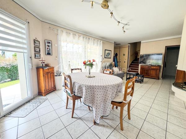 NOUVEAUTÉ À NOYAL-SUR-VILAINE – MAISON FAMILIALE AVEC SOUS-SOL COMPLET

Venez découvrir cette charmante maison familiale située dans un environnement calme et recherché de Noyal-sur-Vilaine.

D'une surface habitable d'environ 122 m², complétée par près de 80 m² d'annexes, cette propriété est implantée sur un terrain paysager d'environ 560 m², offrant un cadre de vie idéal pour une famille en quête d'espace et de confort.

Dès l'entrée, vous serez séduits par sa belle pièce de vie lumineuse de plus de 40 m² comprenant un salon-séjour chaleureux et une cuisine ouverte aménagée et équipée. De grandes ouvertures permettent un accès direct à deux agréables terrasses, idéales pour profiter des beaux jours.

Le rez-de-chaussée se compose également d'une chambre, d'une salle d'eau, d'un WC indépendant ainsi que d'un couloir disposant d'un grand placard de rangement.

À l'étage, une mezzanine dessert deux chambres, une salle d'eau avec WC ainsi qu'un accès à un grenier d'environ 19 m² offrant un bel espace de stockage ou un potentiel d'aménagement complémentaire.

Le sous-sol complète parfaitement l'ensemble avec une cave, un espace chaufferie et une pièce supplémentaire pouvant faire office de chambre, bureau ou salle de loisirs.

Vous bénéficierez également d'un grand garage d'environ 40 m² ainsi que d'une buanderie.

À l'extérieur, le jardin paysager et les deux terrasses vous permettront de profiter pleinement d'un environnement agréable et convivial.

📍 Noyal-sur-Vilaine séduit par son équilibre parfait entre qualité de vie et dynamisme économique. Sa gare TER permet de rejoindre rapidement Rennes, tandis que l'accès direct à l'axe Rennes-Paris facilite les déplacements. La commune dispose également de nombreux commerces, établissements scolaires, infrastructures culturelles et sportives, ainsi que de beaux espaces naturels.

Une maison aux beaux volumes, offrant de nombreuses possibilités d'aménagement et un fort potentiel pour accueillir votre projet de vie.

📞 Contactez-moi dès aujourd'hui pour organiser une visite et découvrir tout le potentiel de cette belle maison familiale.