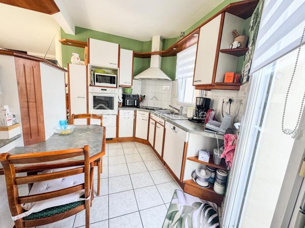NOUVEAUTÉ À NOYAL-SUR-VILAINE – MAISON FAMILIALE AVEC SOUS-SOL COMPLET

Venez découvrir cette charmante maison familiale située dans un environnement calme et recherché de Noyal-sur-Vilaine.

D'une surface habitable d'environ 122 m², complétée par près de 80 m² d'annexes, cette propriété est implantée sur un terrain paysager d'environ 560 m², offrant un cadre de vie idéal pour une famille en quête d'espace et de confort.

Dès l'entrée, vous serez séduits par sa belle pièce de vie lumineuse de plus de 40 m² comprenant un salon-séjour chaleureux et une cuisine ouverte aménagée et équipée. De grandes ouvertures permettent un accès direct à deux agréables terrasses, idéales pour profiter des beaux jours.

Le rez-de-chaussée se compose également d'une chambre, d'une salle d'eau, d'un WC indépendant ainsi que d'un couloir disposant d'un grand placard de rangement.

À l'étage, une mezzanine dessert deux chambres, une salle d'eau avec WC ainsi qu'un accès à un grenier d'environ 19 m² offrant un bel espace de stockage ou un potentiel d'aménagement complémentaire.

Le sous-sol complète parfaitement l'ensemble avec une cave, un espace chaufferie et une pièce supplémentaire pouvant faire office de chambre, bureau ou salle de loisirs.

Vous bénéficierez également d'un grand garage d'environ 40 m² ainsi que d'une buanderie.

À l'extérieur, le jardin paysager et les deux terrasses vous permettront de profiter pleinement d'un environnement agréable et convivial.

📍 Noyal-sur-Vilaine séduit par son équilibre parfait entre qualité de vie et dynamisme économique. Sa gare TER permet de rejoindre rapidement Rennes, tandis que l'accès direct à l'axe Rennes-Paris facilite les déplacements. La commune dispose également de nombreux commerces, établissements scolaires, infrastructures culturelles et sportives, ainsi que de beaux espaces naturels.

Une maison aux beaux volumes, offrant de nombreuses possibilités d'aménagement et un fort potentiel pour accueillir votre projet de vie.

📞 Contactez-moi dès aujourd'hui pour organiser une visite et découvrir tout le potentiel de cette belle maison familiale.