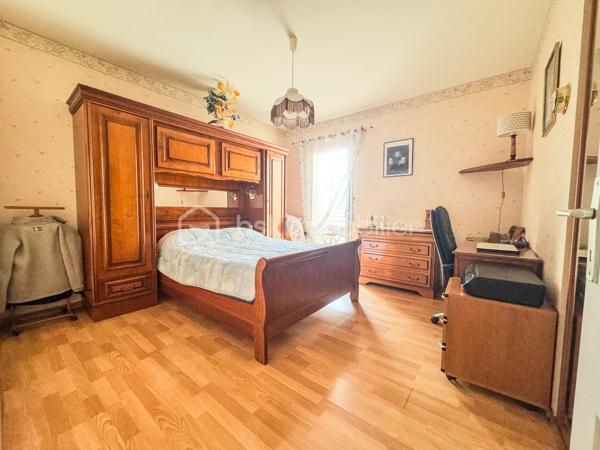 NOUVEAUTÉ À NOYAL-SUR-VILAINE – MAISON FAMILIALE AVEC SOUS-SOL COMPLET

Venez découvrir cette charmante maison familiale située dans un environnement calme et recherché de Noyal-sur-Vilaine.

D'une surface habitable d'environ 122 m², complétée par près de 80 m² d'annexes, cette propriété est implantée sur un terrain paysager d'environ 560 m², offrant un cadre de vie idéal pour une famille en quête d'espace et de confort.

Dès l'entrée, vous serez séduits par sa belle pièce de vie lumineuse de plus de 40 m² comprenant un salon-séjour chaleureux et une cuisine ouverte aménagée et équipée. De grandes ouvertures permettent un accès direct à deux agréables terrasses, idéales pour profiter des beaux jours.

Le rez-de-chaussée se compose également d'une chambre, d'une salle d'eau, d'un WC indépendant ainsi que d'un couloir disposant d'un grand placard de rangement.

À l'étage, une mezzanine dessert deux chambres, une salle d'eau avec WC ainsi qu'un accès à un grenier d'environ 19 m² offrant un bel espace de stockage ou un potentiel d'aménagement complémentaire.

Le sous-sol complète parfaitement l'ensemble avec une cave, un espace chaufferie et une pièce supplémentaire pouvant faire office de chambre, bureau ou salle de loisirs.

Vous bénéficierez également d'un grand garage d'environ 40 m² ainsi que d'une buanderie.

À l'extérieur, le jardin paysager et les deux terrasses vous permettront de profiter pleinement d'un environnement agréable et convivial.

📍 Noyal-sur-Vilaine séduit par son équilibre parfait entre qualité de vie et dynamisme économique. Sa gare TER permet de rejoindre rapidement Rennes, tandis que l'accès direct à l'axe Rennes-Paris facilite les déplacements. La commune dispose également de nombreux commerces, établissements scolaires, infrastructures culturelles et sportives, ainsi que de beaux espaces naturels.

Une maison aux beaux volumes, offrant de nombreuses possibilités d'aménagement et un fort potentiel pour accueillir votre projet de vie.

📞 Contactez-moi dès aujourd'hui pour organiser une visite et découvrir tout le potentiel de cette belle maison familiale.