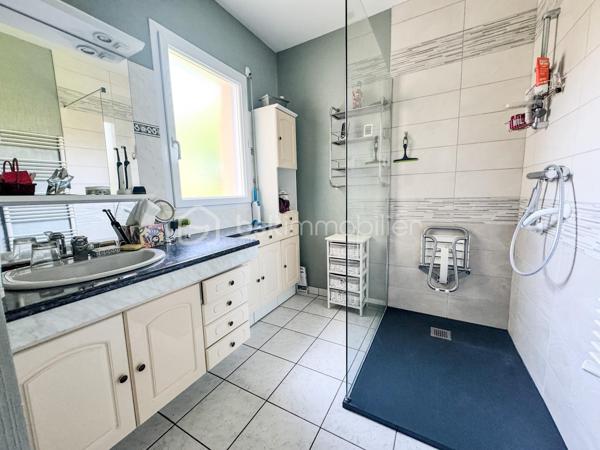 NOUVEAUTÉ À NOYAL-SUR-VILAINE – MAISON FAMILIALE AVEC SOUS-SOL COMPLET

Venez découvrir cette charmante maison familiale située dans un environnement calme et recherché de Noyal-sur-Vilaine.

D'une surface habitable d'environ 122 m², complétée par près de 80 m² d'annexes, cette propriété est implantée sur un terrain paysager d'environ 560 m², offrant un cadre de vie idéal pour une famille en quête d'espace et de confort.

Dès l'entrée, vous serez séduits par sa belle pièce de vie lumineuse de plus de 40 m² comprenant un salon-séjour chaleureux et une cuisine ouverte aménagée et équipée. De grandes ouvertures permettent un accès direct à deux agréables terrasses, idéales pour profiter des beaux jours.

Le rez-de-chaussée se compose également d'une chambre, d'une salle d'eau, d'un WC indépendant ainsi que d'un couloir disposant d'un grand placard de rangement.

À l'étage, une mezzanine dessert deux chambres, une salle d'eau avec WC ainsi qu'un accès à un grenier d'environ 19 m² offrant un bel espace de stockage ou un potentiel d'aménagement complémentaire.

Le sous-sol complète parfaitement l'ensemble avec une cave, un espace chaufferie et une pièce supplémentaire pouvant faire office de chambre, bureau ou salle de loisirs.

Vous bénéficierez également d'un grand garage d'environ 40 m² ainsi que d'une buanderie.

À l'extérieur, le jardin paysager et les deux terrasses vous permettront de profiter pleinement d'un environnement agréable et convivial.

📍 Noyal-sur-Vilaine séduit par son équilibre parfait entre qualité de vie et dynamisme économique. Sa gare TER permet de rejoindre rapidement Rennes, tandis que l'accès direct à l'axe Rennes-Paris facilite les déplacements. La commune dispose également de nombreux commerces, établissements scolaires, infrastructures culturelles et sportives, ainsi que de beaux espaces naturels.

Une maison aux beaux volumes, offrant de nombreuses possibilités d'aménagement et un fort potentiel pour accueillir votre projet de vie.

📞 Contactez-moi dès aujourd'hui pour organiser une visite et découvrir tout le potentiel de cette belle maison familiale.