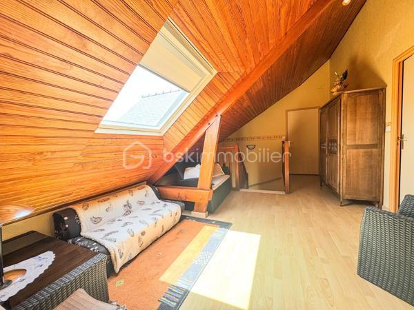 NOUVEAUTÉ À NOYAL-SUR-VILAINE – MAISON FAMILIALE AVEC SOUS-SOL COMPLET

Venez découvrir cette charmante maison familiale située dans un environnement calme et recherché de Noyal-sur-Vilaine.

D'une surface habitable d'environ 122 m², complétée par près de 80 m² d'annexes, cette propriété est implantée sur un terrain paysager d'environ 560 m², offrant un cadre de vie idéal pour une famille en quête d'espace et de confort.

Dès l'entrée, vous serez séduits par sa belle pièce de vie lumineuse de plus de 40 m² comprenant un salon-séjour chaleureux et une cuisine ouverte aménagée et équipée. De grandes ouvertures permettent un accès direct à deux agréables terrasses, idéales pour profiter des beaux jours.

Le rez-de-chaussée se compose également d'une chambre, d'une salle d'eau, d'un WC indépendant ainsi que d'un couloir disposant d'un grand placard de rangement.

À l'étage, une mezzanine dessert deux chambres, une salle d'eau avec WC ainsi qu'un accès à un grenier d'environ 19 m² offrant un bel espace de stockage ou un potentiel d'aménagement complémentaire.

Le sous-sol complète parfaitement l'ensemble avec une cave, un espace chaufferie et une pièce supplémentaire pouvant faire office de chambre, bureau ou salle de loisirs.

Vous bénéficierez également d'un grand garage d'environ 40 m² ainsi que d'une buanderie.

À l'extérieur, le jardin paysager et les deux terrasses vous permettront de profiter pleinement d'un environnement agréable et convivial.

📍 Noyal-sur-Vilaine séduit par son équilibre parfait entre qualité de vie et dynamisme économique. Sa gare TER permet de rejoindre rapidement Rennes, tandis que l'accès direct à l'axe Rennes-Paris facilite les déplacements. La commune dispose également de nombreux commerces, établissements scolaires, infrastructures culturelles et sportives, ainsi que de beaux espaces naturels.

Une maison aux beaux volumes, offrant de nombreuses possibilités d'aménagement et un fort potentiel pour accueillir votre projet de vie.

📞 Contactez-moi dès aujourd'hui pour organiser une visite et découvrir tout le potentiel de cette belle maison familiale.