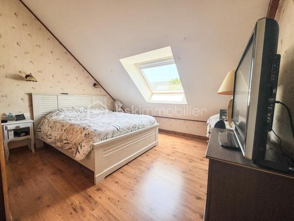NOUVEAUTÉ À NOYAL-SUR-VILAINE – MAISON FAMILIALE AVEC SOUS-SOL COMPLET

Venez découvrir cette charmante maison familiale située dans un environnement calme et recherché de Noyal-sur-Vilaine.

D'une surface habitable d'environ 122 m², complétée par près de 80 m² d'annexes, cette propriété est implantée sur un terrain paysager d'environ 560 m², offrant un cadre de vie idéal pour une famille en quête d'espace et de confort.

Dès l'entrée, vous serez séduits par sa belle pièce de vie lumineuse de plus de 40 m² comprenant un salon-séjour chaleureux et une cuisine ouverte aménagée et équipée. De grandes ouvertures permettent un accès direct à deux agréables terrasses, idéales pour profiter des beaux jours.

Le rez-de-chaussée se compose également d'une chambre, d'une salle d'eau, d'un WC indépendant ainsi que d'un couloir disposant d'un grand placard de rangement.

À l'étage, une mezzanine dessert deux chambres, une salle d'eau avec WC ainsi qu'un accès à un grenier d'environ 19 m² offrant un bel espace de stockage ou un potentiel d'aménagement complémentaire.

Le sous-sol complète parfaitement l'ensemble avec une cave, un espace chaufferie et une pièce supplémentaire pouvant faire office de chambre, bureau ou salle de loisirs.

Vous bénéficierez également d'un grand garage d'environ 40 m² ainsi que d'une buanderie.

À l'extérieur, le jardin paysager et les deux terrasses vous permettront de profiter pleinement d'un environnement agréable et convivial.

📍 Noyal-sur-Vilaine séduit par son équilibre parfait entre qualité de vie et dynamisme économique. Sa gare TER permet de rejoindre rapidement Rennes, tandis que l'accès direct à l'axe Rennes-Paris facilite les déplacements. La commune dispose également de nombreux commerces, établissements scolaires, infrastructures culturelles et sportives, ainsi que de beaux espaces naturels.

Une maison aux beaux volumes, offrant de nombreuses possibilités d'aménagement et un fort potentiel pour accueillir votre projet de vie.

📞 Contactez-moi dès aujourd'hui pour organiser une visite et découvrir tout le potentiel de cette belle maison familiale.