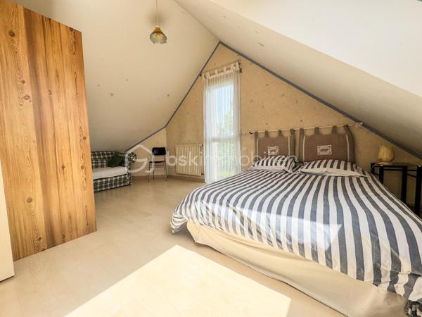NOUVEAUTÉ À NOYAL-SUR-VILAINE – MAISON FAMILIALE AVEC SOUS-SOL COMPLET

Venez découvrir cette charmante maison familiale située dans un environnement calme et recherché de Noyal-sur-Vilaine.

D'une surface habitable d'environ 122 m², complétée par près de 80 m² d'annexes, cette propriété est implantée sur un terrain paysager d'environ 560 m², offrant un cadre de vie idéal pour une famille en quête d'espace et de confort.

Dès l'entrée, vous serez séduits par sa belle pièce de vie lumineuse de plus de 40 m² comprenant un salon-séjour chaleureux et une cuisine ouverte aménagée et équipée. De grandes ouvertures permettent un accès direct à deux agréables terrasses, idéales pour profiter des beaux jours.

Le rez-de-chaussée se compose également d'une chambre, d'une salle d'eau, d'un WC indépendant ainsi que d'un couloir disposant d'un grand placard de rangement.

À l'étage, une mezzanine dessert deux chambres, une salle d'eau avec WC ainsi qu'un accès à un grenier d'environ 19 m² offrant un bel espace de stockage ou un potentiel d'aménagement complémentaire.

Le sous-sol complète parfaitement l'ensemble avec une cave, un espace chaufferie et une pièce supplémentaire pouvant faire office de chambre, bureau ou salle de loisirs.

Vous bénéficierez également d'un grand garage d'environ 40 m² ainsi que d'une buanderie.

À l'extérieur, le jardin paysager et les deux terrasses vous permettront de profiter pleinement d'un environnement agréable et convivial.

📍 Noyal-sur-Vilaine séduit par son équilibre parfait entre qualité de vie et dynamisme économique. Sa gare TER permet de rejoindre rapidement Rennes, tandis que l'accès direct à l'axe Rennes-Paris facilite les déplacements. La commune dispose également de nombreux commerces, établissements scolaires, infrastructures culturelles et sportives, ainsi que de beaux espaces naturels.

Une maison aux beaux volumes, offrant de nombreuses possibilités d'aménagement et un fort potentiel pour accueillir votre projet de vie.

📞 Contactez-moi dès aujourd'hui pour organiser une visite et découvrir tout le potentiel de cette belle maison familiale.