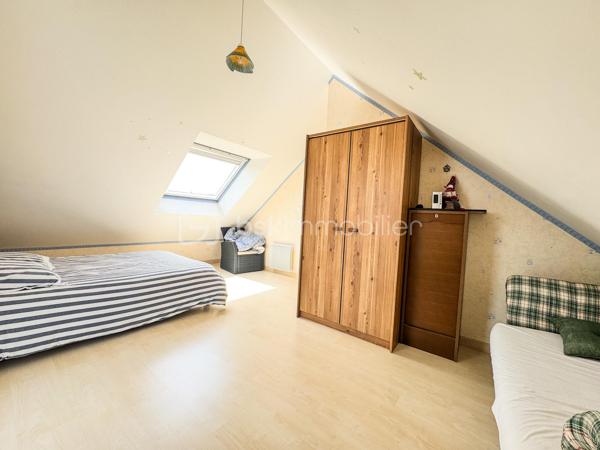 NOUVEAUTÉ À NOYAL-SUR-VILAINE – MAISON FAMILIALE AVEC SOUS-SOL COMPLET

Venez découvrir cette charmante maison familiale située dans un environnement calme et recherché de Noyal-sur-Vilaine.

D'une surface habitable d'environ 122 m², complétée par près de 80 m² d'annexes, cette propriété est implantée sur un terrain paysager d'environ 560 m², offrant un cadre de vie idéal pour une famille en quête d'espace et de confort.

Dès l'entrée, vous serez séduits par sa belle pièce de vie lumineuse de plus de 40 m² comprenant un salon-séjour chaleureux et une cuisine ouverte aménagée et équipée. De grandes ouvertures permettent un accès direct à deux agréables terrasses, idéales pour profiter des beaux jours.

Le rez-de-chaussée se compose également d'une chambre, d'une salle d'eau, d'un WC indépendant ainsi que d'un couloir disposant d'un grand placard de rangement.

À l'étage, une mezzanine dessert deux chambres, une salle d'eau avec WC ainsi qu'un accès à un grenier d'environ 19 m² offrant un bel espace de stockage ou un potentiel d'aménagement complémentaire.

Le sous-sol complète parfaitement l'ensemble avec une cave, un espace chaufferie et une pièce supplémentaire pouvant faire office de chambre, bureau ou salle de loisirs.

Vous bénéficierez également d'un grand garage d'environ 40 m² ainsi que d'une buanderie.

À l'extérieur, le jardin paysager et les deux terrasses vous permettront de profiter pleinement d'un environnement agréable et convivial.

📍 Noyal-sur-Vilaine séduit par son équilibre parfait entre qualité de vie et dynamisme économique. Sa gare TER permet de rejoindre rapidement Rennes, tandis que l'accès direct à l'axe Rennes-Paris facilite les déplacements. La commune dispose également de nombreux commerces, établissements scolaires, infrastructures culturelles et sportives, ainsi que de beaux espaces naturels.

Une maison aux beaux volumes, offrant de nombreuses possibilités d'aménagement et un fort potentiel pour accueillir votre projet de vie.

📞 Contactez-moi dès aujourd'hui pour organiser une visite et découvrir tout le potentiel de cette belle maison familiale.