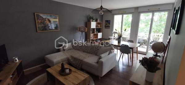 Situé au 1er étage avec ascenseur d’une résidence sécurisé et idéalement placée au Mans, dans le quartier Université, cet appartement de type T3 offre un cadre de vie pratique et agréable à proximité des transports, commerces et établissements universitaires.

L’appartement se compose d’une entrée avec placard, d’une cuisine indépendante, ainsi que d’un séjour lumineux avec balcon donnant côté rue.
L’espace nuit comprend deux chambres, dont une avec balcon donnant côté parking, une salle de bain et un WC séparé.

Vous bénéficierez également d’une cave ainsi que d’une place de parking fermée en sous-sol, un véritable atout au quotidien.

Caractéristiques :
•	Quartier Université 
•	Appartement situé au 1er étage avec ascenseur 
•	Fenêtres PVC double vitrage 
•	Chauffage électrique 
•	Production d’eau chaude par ballon électrique 
•	Fibre optique disponible 
•	Cave 
•	Parking fermé en sous-sol 
•	2 balcons 

Appartement idéal pour une résidence principale ou un investissement locatif grâce à sa situation recherchée.