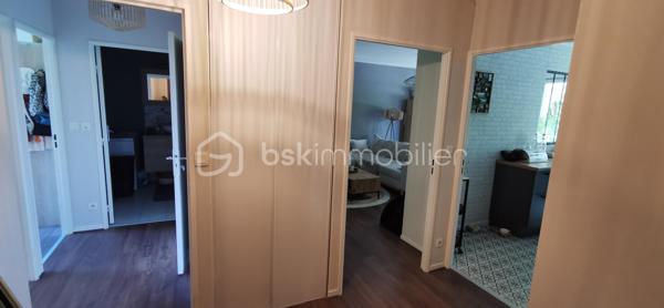 Situé au 1er étage avec ascenseur d’une résidence sécurisé et idéalement placée au Mans, dans le quartier Université, cet appartement de type T3 offre un cadre de vie pratique et agréable à proximité des transports, commerces et établissements universitaires.

L’appartement se compose d’une entrée avec placard, d’une cuisine indépendante, ainsi que d’un séjour lumineux avec balcon donnant côté rue.
L’espace nuit comprend deux chambres, dont une avec balcon donnant côté parking, une salle de bain et un WC séparé.

Vous bénéficierez également d’une cave ainsi que d’une place de parking fermée en sous-sol, un véritable atout au quotidien.

Caractéristiques :
•	Quartier Université 
•	Appartement situé au 1er étage avec ascenseur 
•	Fenêtres PVC double vitrage 
•	Chauffage électrique 
•	Production d’eau chaude par ballon électrique 
•	Fibre optique disponible 
•	Cave 
•	Parking fermé en sous-sol 
•	2 balcons 

Appartement idéal pour une résidence principale ou un investissement locatif grâce à sa situation recherchée.