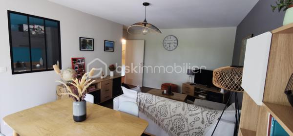 Situé au 1er étage avec ascenseur d’une résidence sécurisé et idéalement placée au Mans, dans le quartier Université, cet appartement de type T3 offre un cadre de vie pratique et agréable à proximité des transports, commerces et établissements universitaires.

L’appartement se compose d’une entrée avec placard, d’une cuisine indépendante, ainsi que d’un séjour lumineux avec balcon donnant côté rue.
L’espace nuit comprend deux chambres, dont une avec balcon donnant côté parking, une salle de bain et un WC séparé.

Vous bénéficierez également d’une cave ainsi que d’une place de parking fermée en sous-sol, un véritable atout au quotidien.

Caractéristiques :
•	Quartier Université 
•	Appartement situé au 1er étage avec ascenseur 
•	Fenêtres PVC double vitrage 
•	Chauffage électrique 
•	Production d’eau chaude par ballon électrique 
•	Fibre optique disponible 
•	Cave 
•	Parking fermé en sous-sol 
•	2 balcons 

Appartement idéal pour une résidence principale ou un investissement locatif grâce à sa situation recherchée.