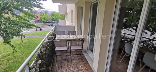Situé au 1er étage avec ascenseur d’une résidence sécurisé et idéalement placée au Mans, dans le quartier Université, cet appartement de type T3 offre un cadre de vie pratique et agréable à proximité des transports, commerces et établissements universitaires.

L’appartement se compose d’une entrée avec placard, d’une cuisine indépendante, ainsi que d’un séjour lumineux avec balcon donnant côté rue.
L’espace nuit comprend deux chambres, dont une avec balcon donnant côté parking, une salle de bain et un WC séparé.

Vous bénéficierez également d’une cave ainsi que d’une place de parking fermée en sous-sol, un véritable atout au quotidien.

Caractéristiques :
•	Quartier Université 
•	Appartement situé au 1er étage avec ascenseur 
•	Fenêtres PVC double vitrage 
•	Chauffage électrique 
•	Production d’eau chaude par ballon électrique 
•	Fibre optique disponible 
•	Cave 
•	Parking fermé en sous-sol 
•	2 balcons 

Appartement idéal pour une résidence principale ou un investissement locatif grâce à sa situation recherchée.