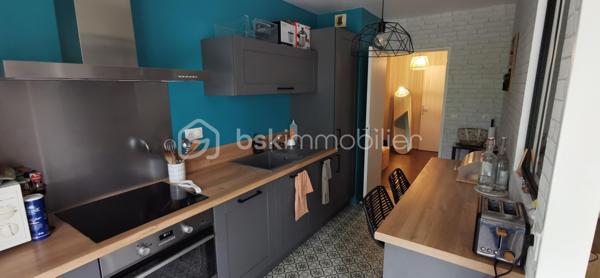 Situé au 1er étage avec ascenseur d’une résidence sécurisé et idéalement placée au Mans, dans le quartier Université, cet appartement de type T3 offre un cadre de vie pratique et agréable à proximité des transports, commerces et établissements universitaires.

L’appartement se compose d’une entrée avec placard, d’une cuisine indépendante, ainsi que d’un séjour lumineux avec balcon donnant côté rue.
L’espace nuit comprend deux chambres, dont une avec balcon donnant côté parking, une salle de bain et un WC séparé.

Vous bénéficierez également d’une cave ainsi que d’une place de parking fermée en sous-sol, un véritable atout au quotidien.

Caractéristiques :
•	Quartier Université 
•	Appartement situé au 1er étage avec ascenseur 
•	Fenêtres PVC double vitrage 
•	Chauffage électrique 
•	Production d’eau chaude par ballon électrique 
•	Fibre optique disponible 
•	Cave 
•	Parking fermé en sous-sol 
•	2 balcons 

Appartement idéal pour une résidence principale ou un investissement locatif grâce à sa situation recherchée.