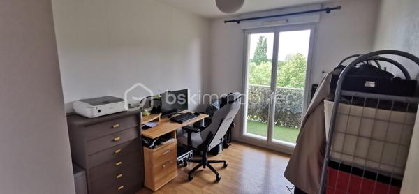 Situé au 1er étage avec ascenseur d’une résidence sécurisé et idéalement placée au Mans, dans le quartier Université, cet appartement de type T3 offre un cadre de vie pratique et agréable à proximité des transports, commerces et établissements universitaires.

L’appartement se compose d’une entrée avec placard, d’une cuisine indépendante, ainsi que d’un séjour lumineux avec balcon donnant côté rue.
L’espace nuit comprend deux chambres, dont une avec balcon donnant côté parking, une salle de bain et un WC séparé.

Vous bénéficierez également d’une cave ainsi que d’une place de parking fermée en sous-sol, un véritable atout au quotidien.

Caractéristiques :
•	Quartier Université 
•	Appartement situé au 1er étage avec ascenseur 
•	Fenêtres PVC double vitrage 
•	Chauffage électrique 
•	Production d’eau chaude par ballon électrique 
•	Fibre optique disponible 
•	Cave 
•	Parking fermé en sous-sol 
•	2 balcons 

Appartement idéal pour une résidence principale ou un investissement locatif grâce à sa situation recherchée.