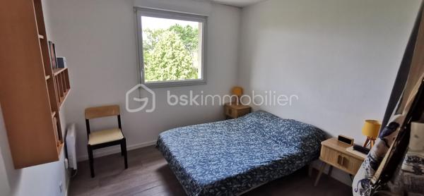 Situé au 1er étage avec ascenseur d’une résidence sécurisé et idéalement placée au Mans, dans le quartier Université, cet appartement de type T3 offre un cadre de vie pratique et agréable à proximité des transports, commerces et établissements universitaires.

L’appartement se compose d’une entrée avec placard, d’une cuisine indépendante, ainsi que d’un séjour lumineux avec balcon donnant côté rue.
L’espace nuit comprend deux chambres, dont une avec balcon donnant côté parking, une salle de bain et un WC séparé.

Vous bénéficierez également d’une cave ainsi que d’une place de parking fermée en sous-sol, un véritable atout au quotidien.

Caractéristiques :
•	Quartier Université 
•	Appartement situé au 1er étage avec ascenseur 
•	Fenêtres PVC double vitrage 
•	Chauffage électrique 
•	Production d’eau chaude par ballon électrique 
•	Fibre optique disponible 
•	Cave 
•	Parking fermé en sous-sol 
•	2 balcons 

Appartement idéal pour une résidence principale ou un investissement locatif grâce à sa situation recherchée.