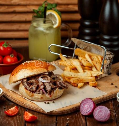 À LOUER – LOCAL COMMERCIAL IDÉAL BAR / RESTAURANT AVEC LICENCE IV – NANTES
​Saisissez l'opportunité de vous installer dans un secteur dynamique de Nantes ! Ce local commercial de 323 m², parfaitement adapté pour une activité de restauration et de bar, dispose de tous les atouts pour développer votre concept.

​⚠️ TRAVAUX EN COURS : Le local bénéficie actuellement de rafraîchissements/rénovations pour vous accueillir dans les meilleures conditions.
​Description du bien :
​Au rez-de-chaussée : Une belle salle de restauration avec espace bar équipé de la Licence IV, une cuisine, une pièce de stockage et un cabinet de toilette.
​Au sous-sol : Deux grandes caves et un espace débarras, idéal pour le stockage des fûts, boissons et marchandises.
​Les plus : Superficie totale de 323 m² offrant de beaux volumes. Matériels professionnels déjà sur place, incluant une chambre froide.
​Conditions financières très attractives :
​Loyer mensuel : 549,33 € HT / HC
​Provision sur charges : 110,00 €
​Loyer total mensuel : 659,33 €
​Dépôt de garantie : 500,00 €
​Informations juridiques :
​Type de bail : Commercial (Bail en cours jusqu'au 31 mai 2030).

​Visites et renseignements : Pour obtenir plus d'informations ou planifier une visite, contactez moi
 dès maintenant.