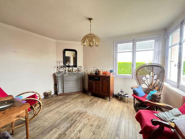 Maison nantaise 113 m² – Fort potentiel – Sainte-Luce-sur-Loire Bourg

Située en plein cœur du bourg de Sainte-Luce-sur-Loire, cette maison de type nantaise d’environ 113 m² offre un beau potentiel de rénovation sur une grande parcelle.

Elle se compose à l’étage principal d’une pièce de vie lumineuse, d’une cuisine, de trois chambres, d’une salle d’eau et de WC séparés.

Le bien dispose également :

- d’un sous-sol complet,
- de combles aménageables offrant un potentiel d’agrandissement,
- d’un garage non attenant,
- d’un grand terrain agréable et bien exposé.

Des travaux importants sont à prévoir :

- rénovation énergétique,
- remise aux normes,
- rafraîchissement global.

Emplacement recherché, à proximité immédiate des commerces, écoles et transports.

Idéal pour investisseurs, artisans ou projet de résidence principale avec travaux.

À découvrir rapidement !