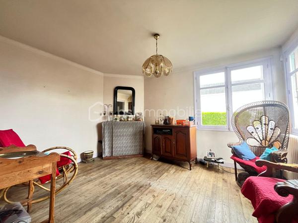 Maison nantaise 113 m² – Fort potentiel – Sainte-Luce-sur-Loire Bourg

Située en plein cœur du bourg de Sainte-Luce-sur-Loire, cette maison de type nantaise d’environ 113 m² offre un beau potentiel de rénovation sur une grande parcelle.

Elle se compose à l’étage principal d’une pièce de vie lumineuse, d’une cuisine, de trois chambres, d’une salle d’eau et de WC séparés.

Le bien dispose également :

- d’un sous-sol complet,
- de combles aménageables offrant un potentiel d’agrandissement,
- d’un garage non attenant,
- d’un grand terrain agréable et bien exposé.

Des travaux importants sont à prévoir :

- rénovation énergétique,
- remise aux normes,
- rafraîchissement global.

Emplacement recherché, à proximité immédiate des commerces, écoles et transports.

Idéal pour investisseurs, artisans ou projet de résidence principale avec travaux.

À découvrir rapidement !