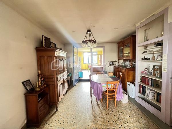 Maison nantaise 113 m² – Fort potentiel – Sainte-Luce-sur-Loire Bourg

Située en plein cœur du bourg de Sainte-Luce-sur-Loire, cette maison de type nantaise d’environ 113 m² offre un beau potentiel de rénovation sur une grande parcelle.

Elle se compose à l’étage principal d’une pièce de vie lumineuse, d’une cuisine, de trois chambres, d’une salle d’eau et de WC séparés.

Le bien dispose également :

- d’un sous-sol complet,
- de combles aménageables offrant un potentiel d’agrandissement,
- d’un garage non attenant,
- d’un grand terrain agréable et bien exposé.

Des travaux importants sont à prévoir :

- rénovation énergétique,
- remise aux normes,
- rafraîchissement global.

Emplacement recherché, à proximité immédiate des commerces, écoles et transports.

Idéal pour investisseurs, artisans ou projet de résidence principale avec travaux.

À découvrir rapidement !