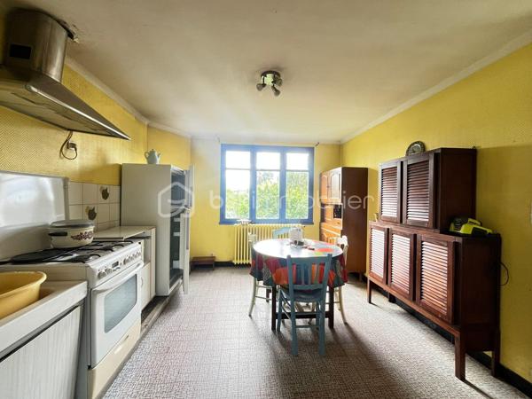 Maison nantaise 113 m² – Fort potentiel – Sainte-Luce-sur-Loire Bourg

Située en plein cœur du bourg de Sainte-Luce-sur-Loire, cette maison de type nantaise d’environ 113 m² offre un beau potentiel de rénovation sur une grande parcelle.

Elle se compose à l’étage principal d’une pièce de vie lumineuse, d’une cuisine, de trois chambres, d’une salle d’eau et de WC séparés.

Le bien dispose également :

- d’un sous-sol complet,
- de combles aménageables offrant un potentiel d’agrandissement,
- d’un garage non attenant,
- d’un grand terrain agréable et bien exposé.

Des travaux importants sont à prévoir :

- rénovation énergétique,
- remise aux normes,
- rafraîchissement global.

Emplacement recherché, à proximité immédiate des commerces, écoles et transports.

Idéal pour investisseurs, artisans ou projet de résidence principale avec travaux.

À découvrir rapidement !