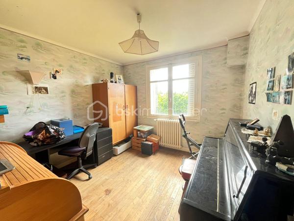Maison nantaise 113 m² – Fort potentiel – Sainte-Luce-sur-Loire Bourg

Située en plein cœur du bourg de Sainte-Luce-sur-Loire, cette maison de type nantaise d’environ 113 m² offre un beau potentiel de rénovation sur une grande parcelle.

Elle se compose à l’étage principal d’une pièce de vie lumineuse, d’une cuisine, de trois chambres, d’une salle d’eau et de WC séparés.

Le bien dispose également :

- d’un sous-sol complet,
- de combles aménageables offrant un potentiel d’agrandissement,
- d’un garage non attenant,
- d’un grand terrain agréable et bien exposé.

Des travaux importants sont à prévoir :

- rénovation énergétique,
- remise aux normes,
- rafraîchissement global.

Emplacement recherché, à proximité immédiate des commerces, écoles et transports.

Idéal pour investisseurs, artisans ou projet de résidence principale avec travaux.

À découvrir rapidement !