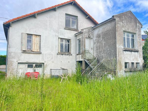 Maison nantaise 113 m² – Fort potentiel – Sainte-Luce-sur-Loire Bourg

Située en plein cœur du bourg de Sainte-Luce-sur-Loire, cette maison de type nantaise d’environ 113 m² offre un beau potentiel de rénovation sur une grande parcelle.

Elle se compose à l’étage principal d’une pièce de vie lumineuse, d’une cuisine, de trois chambres, d’une salle d’eau et de WC séparés.

Le bien dispose également :

- d’un sous-sol complet,
- de combles aménageables offrant un potentiel d’agrandissement,
- d’un garage non attenant,
- d’un grand terrain agréable et bien exposé.

Des travaux importants sont à prévoir :

- rénovation énergétique,
- remise aux normes,
- rafraîchissement global.

Emplacement recherché, à proximité immédiate des commerces, écoles et transports.

Idéal pour investisseurs, artisans ou projet de résidence principale avec travaux.

À découvrir rapidement !