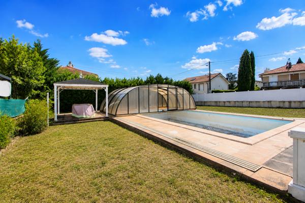 LIMITE ST FONS: # MAISON INDIVIDUELLE# 3 GARAGES# PISCINE OLYMPIQUE#RARE