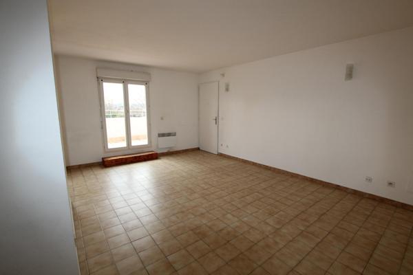 APPARTEMENT T2 DANS RESIDENCE SECURISEE - PARKING