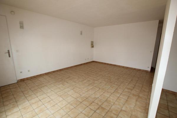 APPARTEMENT T2 DANS RESIDENCE SECURISEE - PARKING