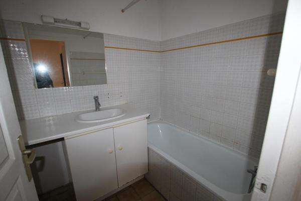 APPARTEMENT T2 DANS RESIDENCE SECURISEE - PARKING