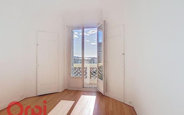 Appartement à vendre    2 pièces •  Toulon