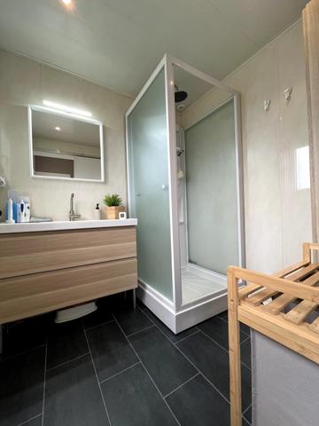 MAISON JUMELÉE RÉNOVÉE DE 75 M2 AVEC TERRASSE GARAGE JARDIN CABANON ET 2 EMPLACEMENTS VOITURES