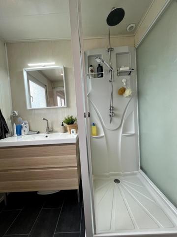 MAISON JUMELÉE RÉNOVÉE DE 75 M2 AVEC TERRASSE GARAGE JARDIN CABANON ET 2 EMPLACEMENTS VOITURES