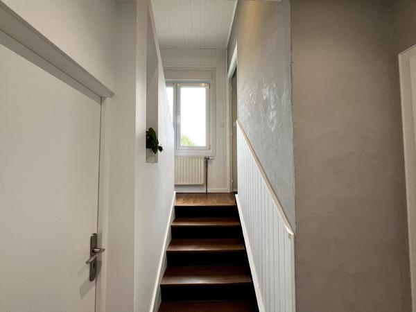 MAISON JUMELÉE RÉNOVÉE DE 75 M2 AVEC TERRASSE GARAGE JARDIN CABANON ET 2 EMPLACEMENTS VOITURES