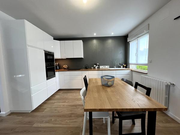 MAISON JUMELÉE RÉNOVÉE DE 75 M2 AVEC TERRASSE GARAGE JARDIN CABANON ET 2 EMPLACEMENTS VOITURES