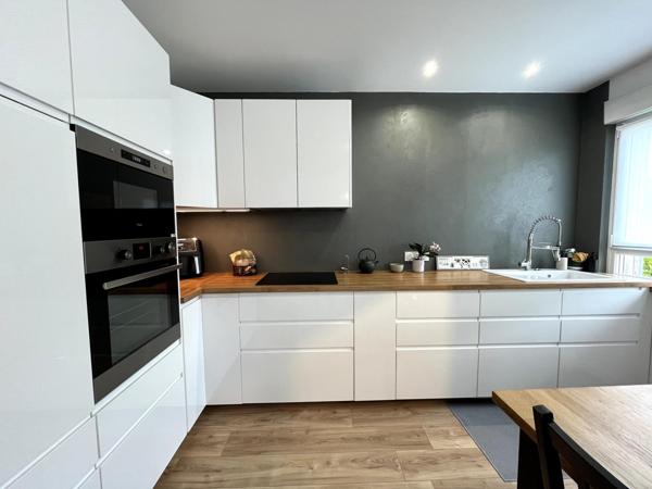 MAISON JUMELÉE RÉNOVÉE DE 75 M2 AVEC TERRASSE GARAGE JARDIN CABANON ET 2 EMPLACEMENTS VOITURES