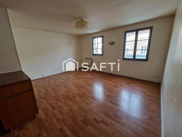 appartement idéalement placé a proximité de tout services, commerce, gare.