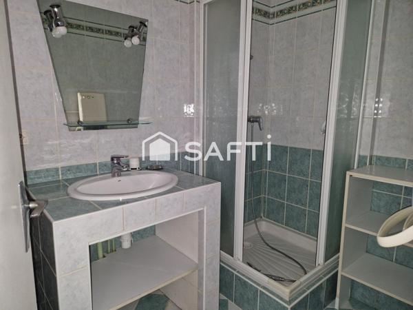 appartement idéalement placé a proximité de tout services, commerce, gare.