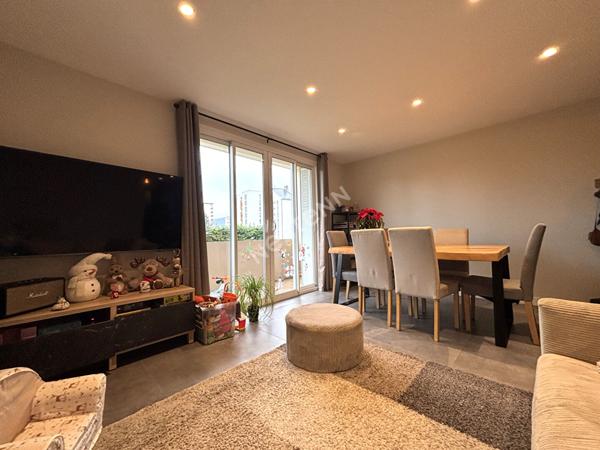 Magnifique 3 pièces traversant rénové avec balcons et cave proche du centre de Bassens