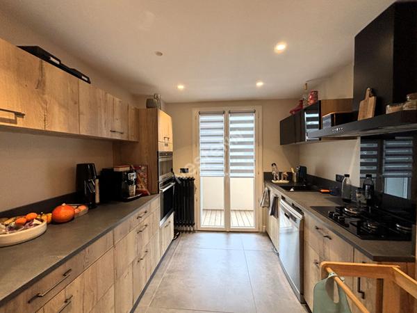 Magnifique 3 pièces traversant rénové avec balcons et cave proche du centre de Bassens