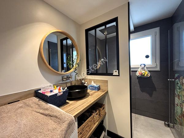 Magnifique 3 pièces traversant rénové avec balcons et cave proche du centre de Bassens