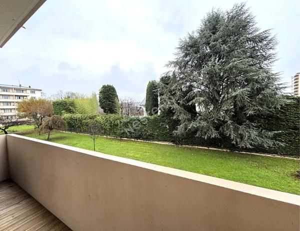 Magnifique 3 pièces traversant rénové avec balcons et cave proche du centre de Bassens