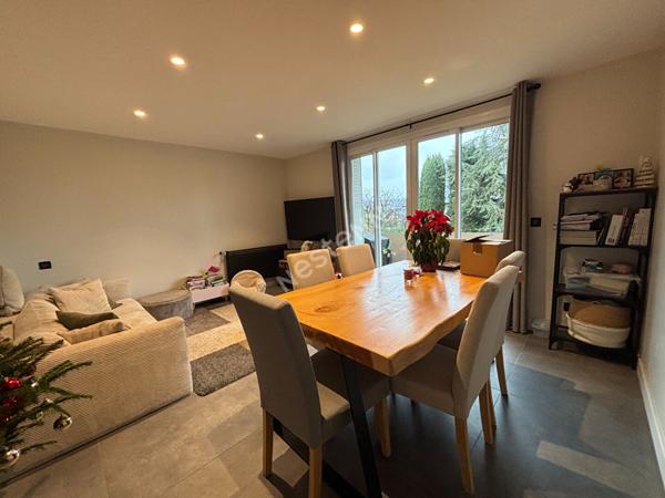 Magnifique 3 pièces traversant rénové avec balcons et cave proche du centre de Bassens