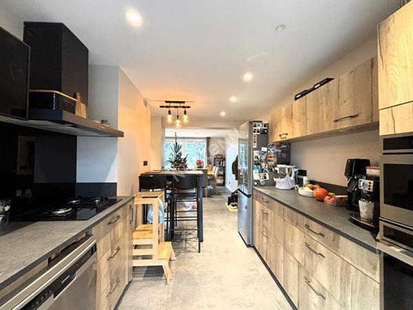 Magnifique 3 pièces traversant rénové avec balcons et cave proche du centre de Bassens